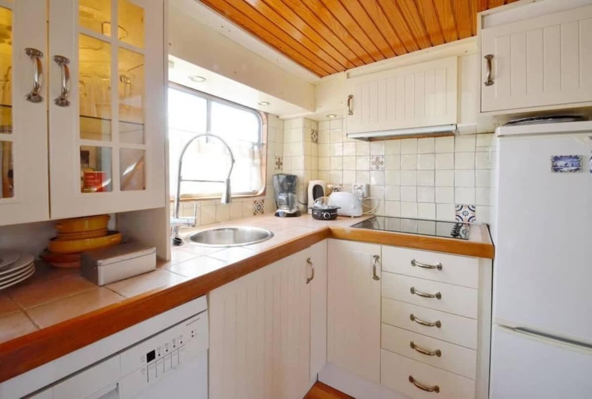 Houseboat Captain'S Quarters In Harbour Amsterdam Extérieur photo